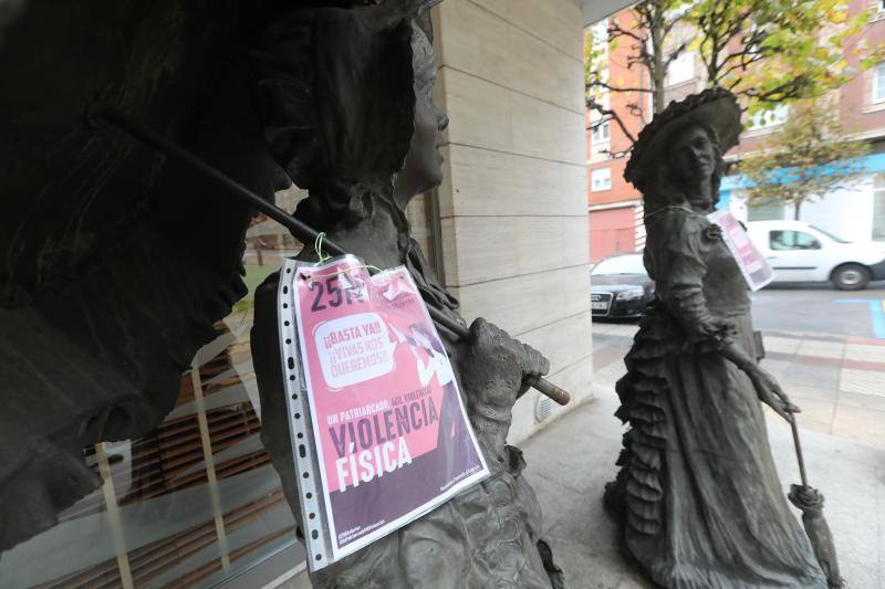 Las calles de Asturias se han teñido de morado este miércoles, 25N, para reivindicar el fin de la violencia contra la mujeres. Se han celebrado también minutos de silencio frente a los Ayuntamientos del Principado por las víctimas de violencia de género, en el día en que se conmemora el 'Día Internacional de la Eliminación de la Violencia contra las Mujeres'. Así, por ejemplo, las manifestantes de Gijón portaban carteles con el lema «Un patriarcado, mil violencias», o el Consejo Municipal de la Mujer de San Martín del Rey Auerlio ha salido a la calle con una pancarta en la que se podía leer «Sin igualdad no hay libertad» 