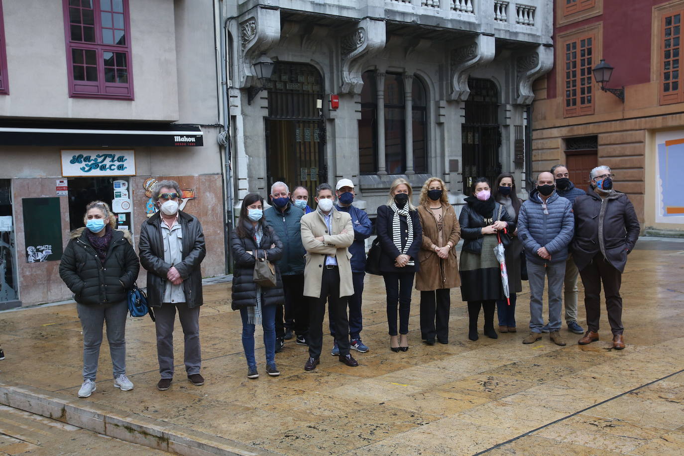 Las calles de Asturias se han teñido de morado este miércoles, 25N, para reivindicar el fin de la violencia contra la mujeres. Se han celebrado también minutos de silencio frente a los Ayuntamientos del Principado por las víctimas de violencia de género, en el día en que se conmemora el 'Día Internacional de la Eliminación de la Violencia contra las Mujeres'. Así, por ejemplo, las manifestantes de Gijón portaban carteles con el lema «Un patriarcado, mil violencias», o el Consejo Municipal de la Mujer de San Martín del Rey Auerlio ha salido a la calle con una pancarta en la que se podía leer «Sin igualdad no hay libertad» 