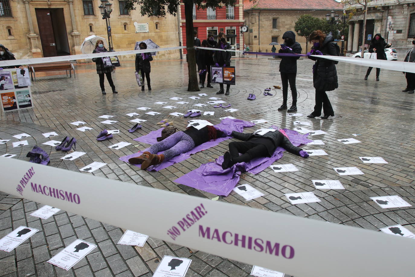 Las calles de Asturias se han teñido de morado este miércoles, 25N, para reivindicar el fin de la violencia contra la mujeres. Se han celebrado también minutos de silencio frente a los Ayuntamientos del Principado por las víctimas de violencia de género, en el día en que se conmemora el 'Día Internacional de la Eliminación de la Violencia contra las Mujeres'. Así, por ejemplo, las manifestantes de Gijón portaban carteles con el lema «Un patriarcado, mil violencias», o el Consejo Municipal de la Mujer de San Martín del Rey Auerlio ha salido a la calle con una pancarta en la que se podía leer «Sin igualdad no hay libertad» 