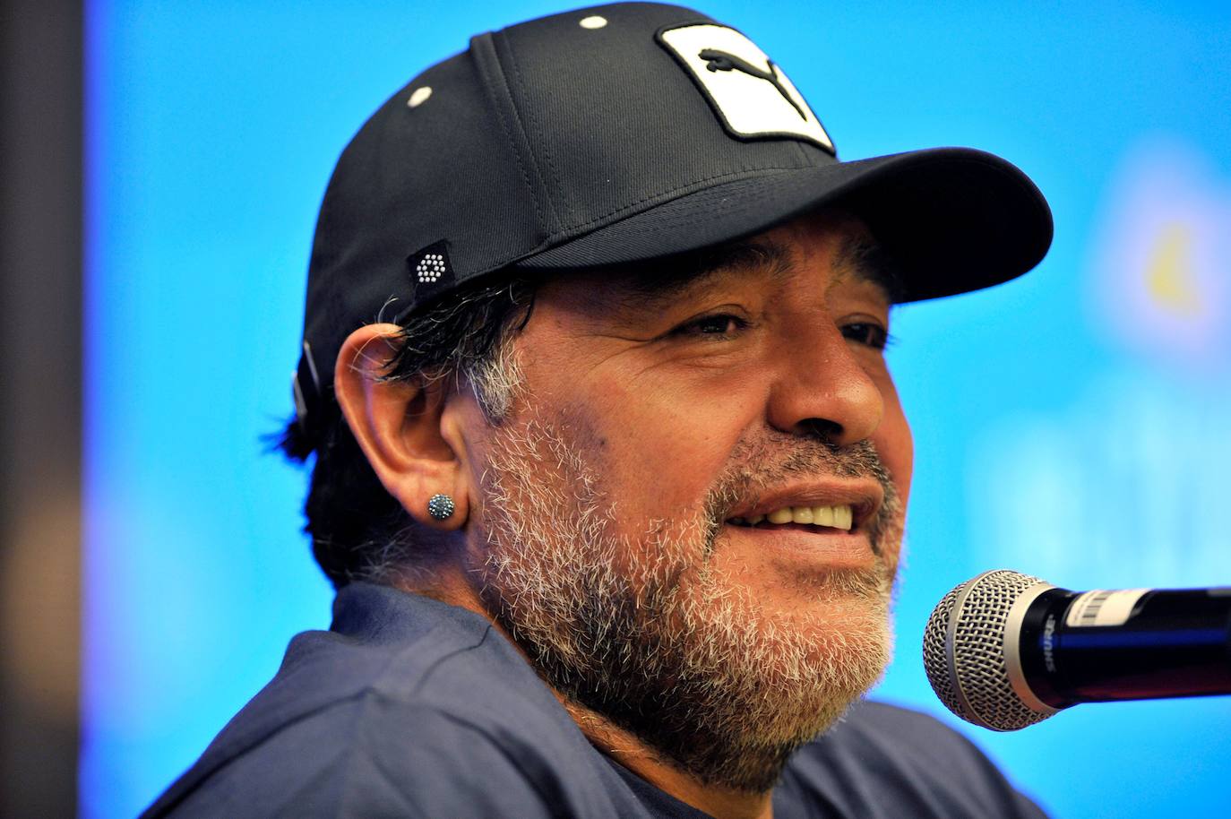 El astro del fútbol Diego Armando Maradona ha fallecido este miércoles, 25 de noviembre, a los 60 años a causa de un paro cardiorrespiratorio. A principios de noviembre, el argentino había estado ingresado durante diez días en una clínica de Buenos Aires por anemia, deshidratación y con un «bajón anímico», pero al hacerle chequeos se le diagnosticó un hematoma subdural por el que fue operado