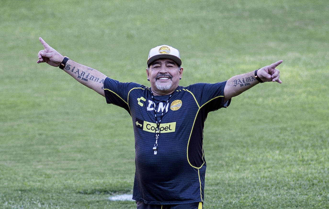 El astro del fútbol Diego Armando Maradona ha fallecido este miércoles, 25 de noviembre, a los 60 años a causa de un paro cardiorrespiratorio. A principios de noviembre, el argentino había estado ingresado durante diez días en una clínica de Buenos Aires por anemia, deshidratación y con un «bajón anímico», pero al hacerle chequeos se le diagnosticó un hematoma subdural por el que fue operado