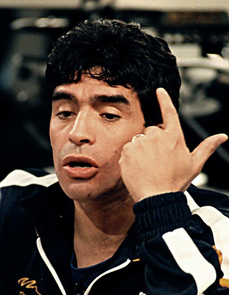 El astro del fútbol Diego Armando Maradona ha fallecido este miércoles, 25 de noviembre, a los 60 años a causa de un paro cardiorrespiratorio. A principios de noviembre, el argentino había estado ingresado durante diez días en una clínica de Buenos Aires por anemia, deshidratación y con un «bajón anímico», pero al hacerle chequeos se le diagnosticó un hematoma subdural por el que fue operado