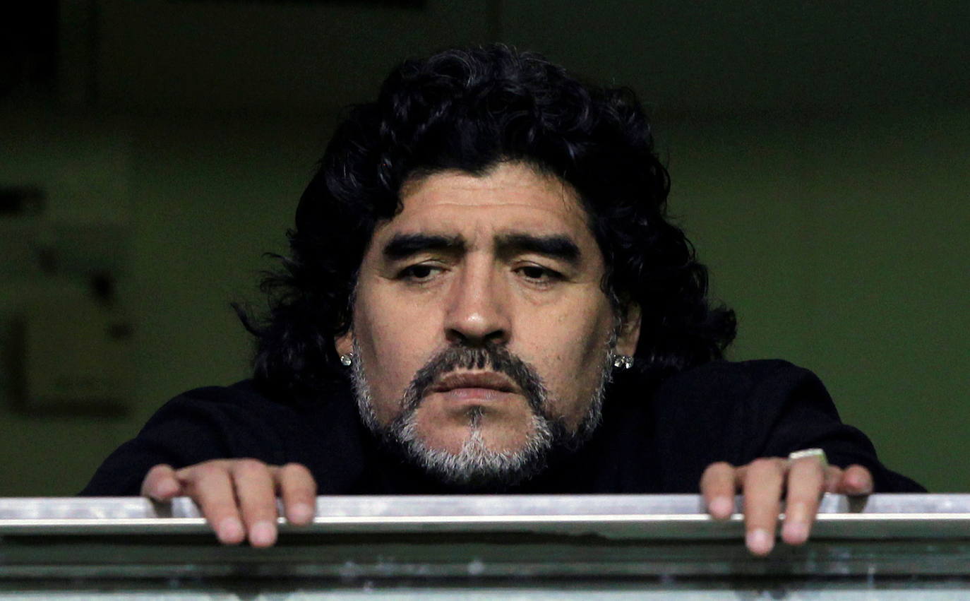 El astro del fútbol Diego Armando Maradona ha fallecido este miércoles, 25 de noviembre, a los 60 años a causa de un paro cardiorrespiratorio. A principios de noviembre, el argentino había estado ingresado durante diez días en una clínica de Buenos Aires por anemia, deshidratación y con un «bajón anímico», pero al hacerle chequeos se le diagnosticó un hematoma subdural por el que fue operado