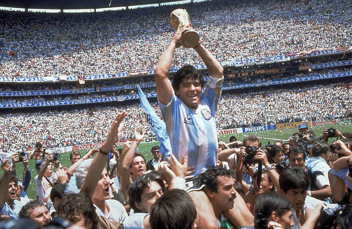 El astro del fútbol Diego Armando Maradona ha fallecido este miércoles, 25 de noviembre, a los 60 años a causa de un paro cardiorrespiratorio. A principios de noviembre, el argentino había estado ingresado durante diez días en una clínica de Buenos Aires por anemia, deshidratación y con un «bajón anímico», pero al hacerle chequeos se le diagnosticó un hematoma subdural por el que fue operado