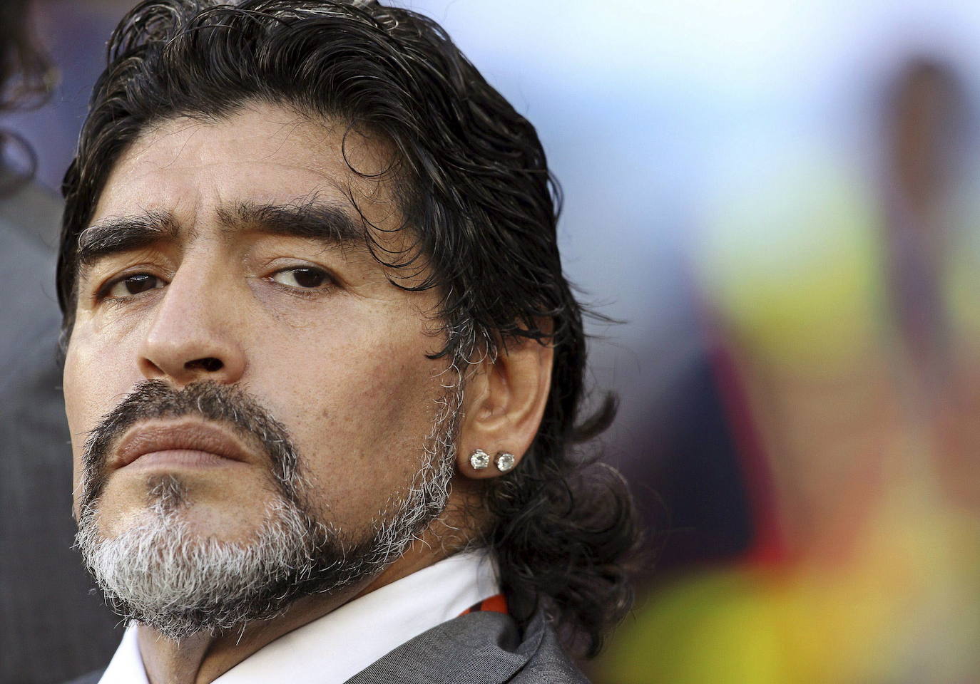 El astro del fútbol Diego Armando Maradona ha fallecido este miércoles, 25 de noviembre, a los 60 años a causa de un paro cardiorrespiratorio. A principios de noviembre, el argentino había estado ingresado durante diez días en una clínica de Buenos Aires por anemia, deshidratación y con un «bajón anímico», pero al hacerle chequeos se le diagnosticó un hematoma subdural por el que fue operado