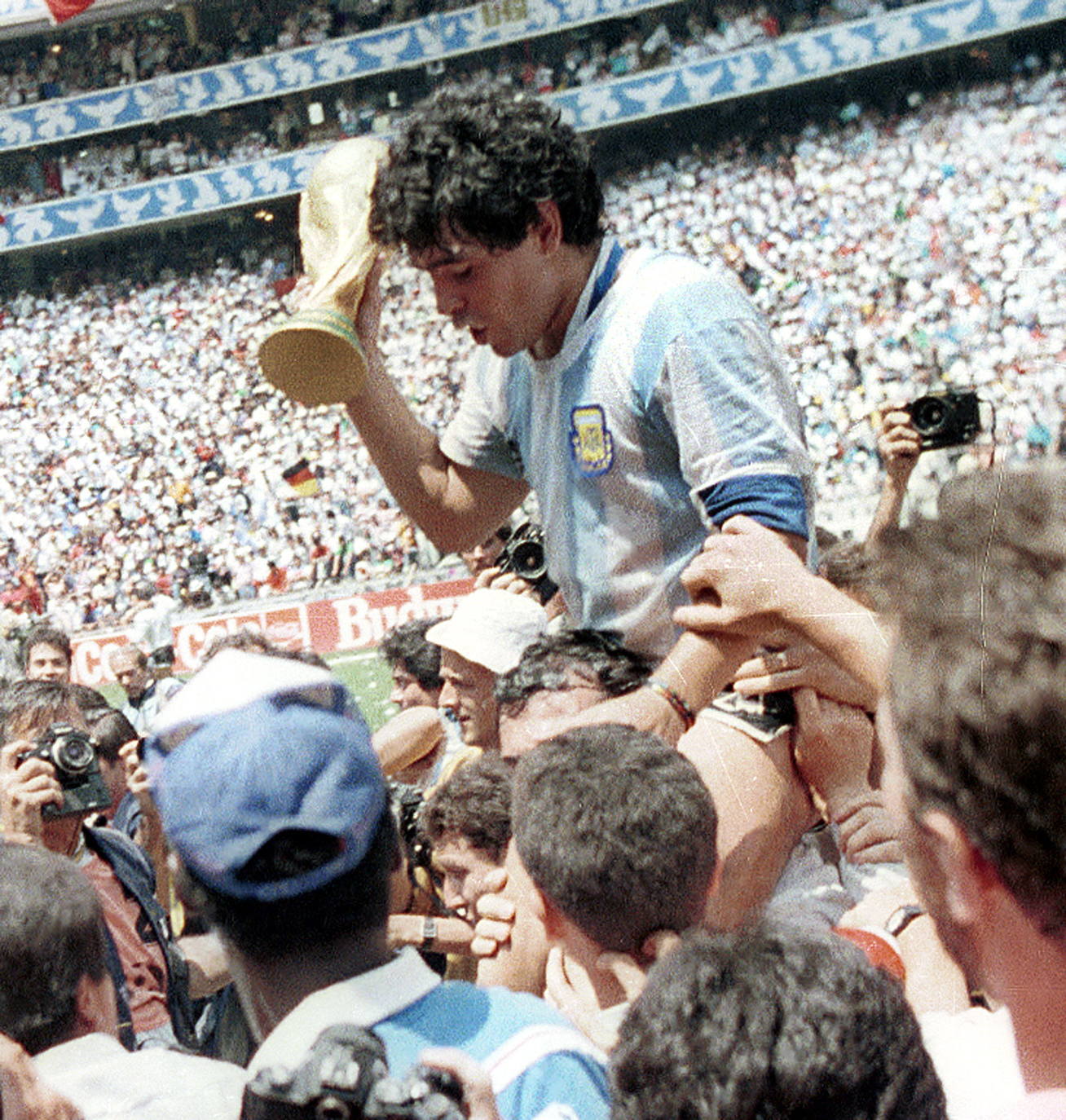 El astro del fútbol Diego Armando Maradona ha fallecido este miércoles, 25 de noviembre, a los 60 años a causa de un paro cardiorrespiratorio. A principios de noviembre, el argentino había estado ingresado durante diez días en una clínica de Buenos Aires por anemia, deshidratación y con un «bajón anímico», pero al hacerle chequeos se le diagnosticó un hematoma subdural por el que fue operado