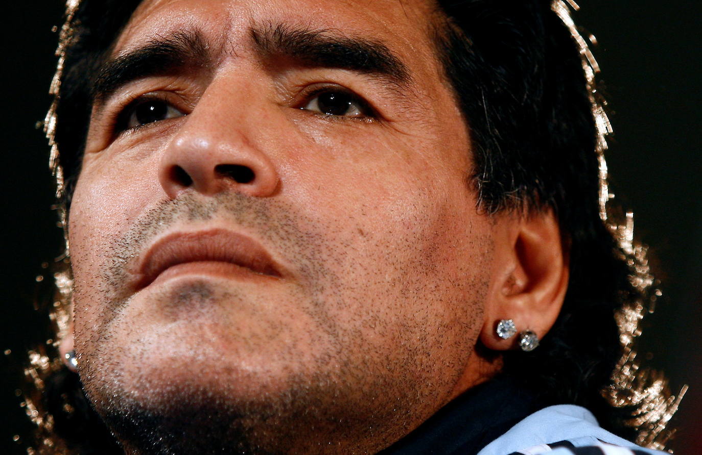 El astro del fútbol Diego Armando Maradona ha fallecido este miércoles, 25 de noviembre, a los 60 años a causa de un paro cardiorrespiratorio. A principios de noviembre, el argentino había estado ingresado durante diez días en una clínica de Buenos Aires por anemia, deshidratación y con un «bajón anímico», pero al hacerle chequeos se le diagnosticó un hematoma subdural por el que fue operado