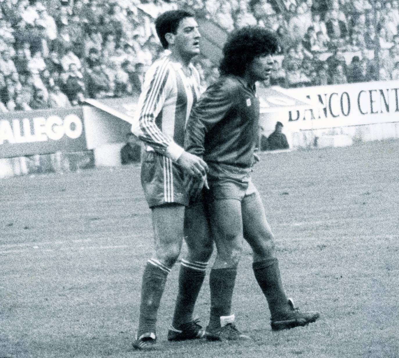 El astro del fútbol Diego Armando Maradona ha fallecido este miércoles, 25 de noviembre, a los 60 años a causa de un paro cardiorrespiratorio. A principios de noviembre, el argentino había estado ingresado durante diez días en una clínica de Buenos Aires por anemia, deshidratación y con un «bajón anímico», pero al hacerle chequeos se le diagnosticó un hematoma subdural por el que fue operado