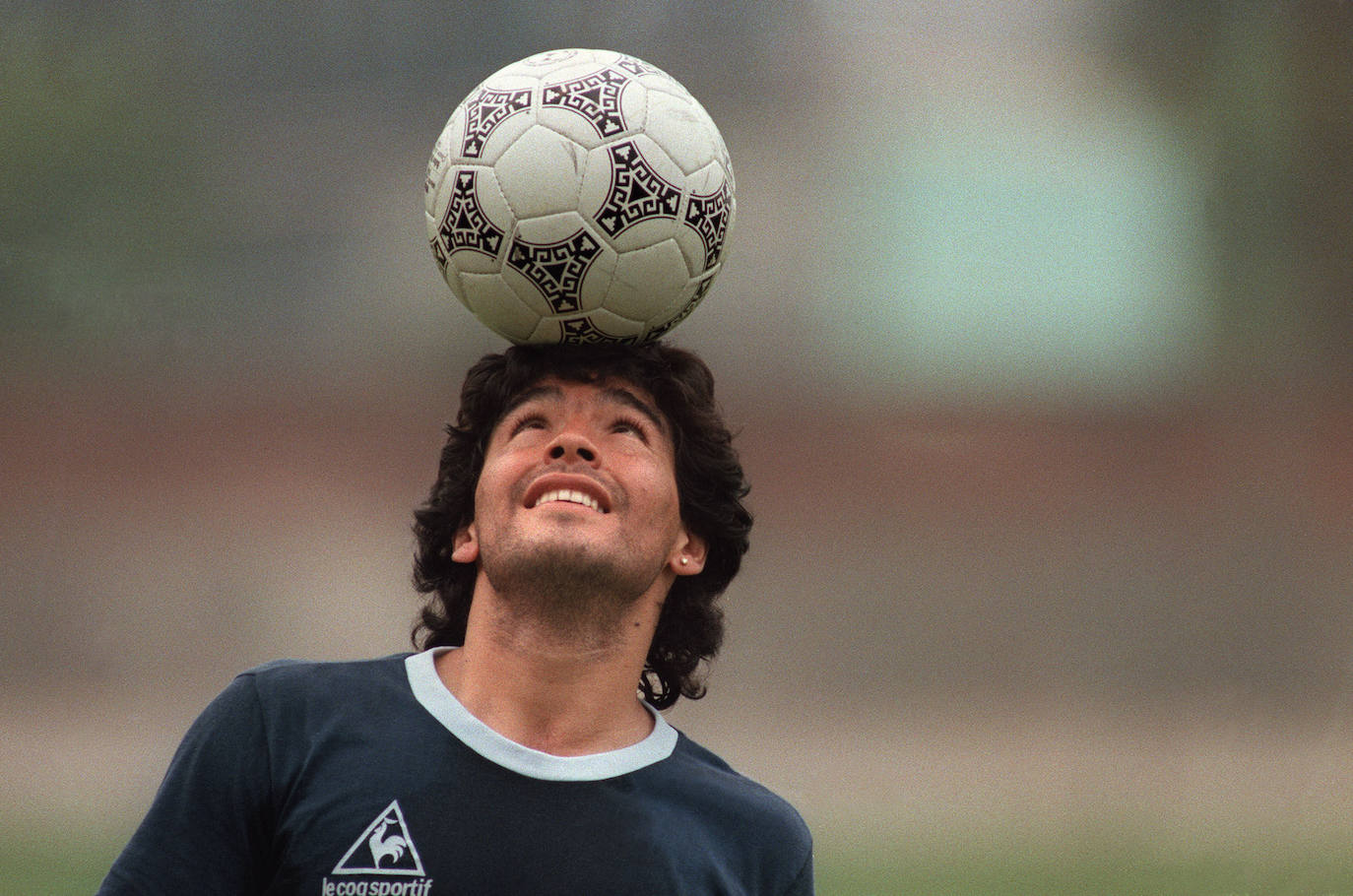 El astro del fútbol Diego Armando Maradona ha fallecido este miércoles, 25 de noviembre, a los 60 años a causa de un paro cardiaco. A principios de noviembre, el argentino había estado ingresado durante diez días en una clínica de Buenos Aires por anemia, deshidratación y con un «bajón anímico», pero al hacerle chequeos se le diagnosticó un hematoma subdural por el que fue operado