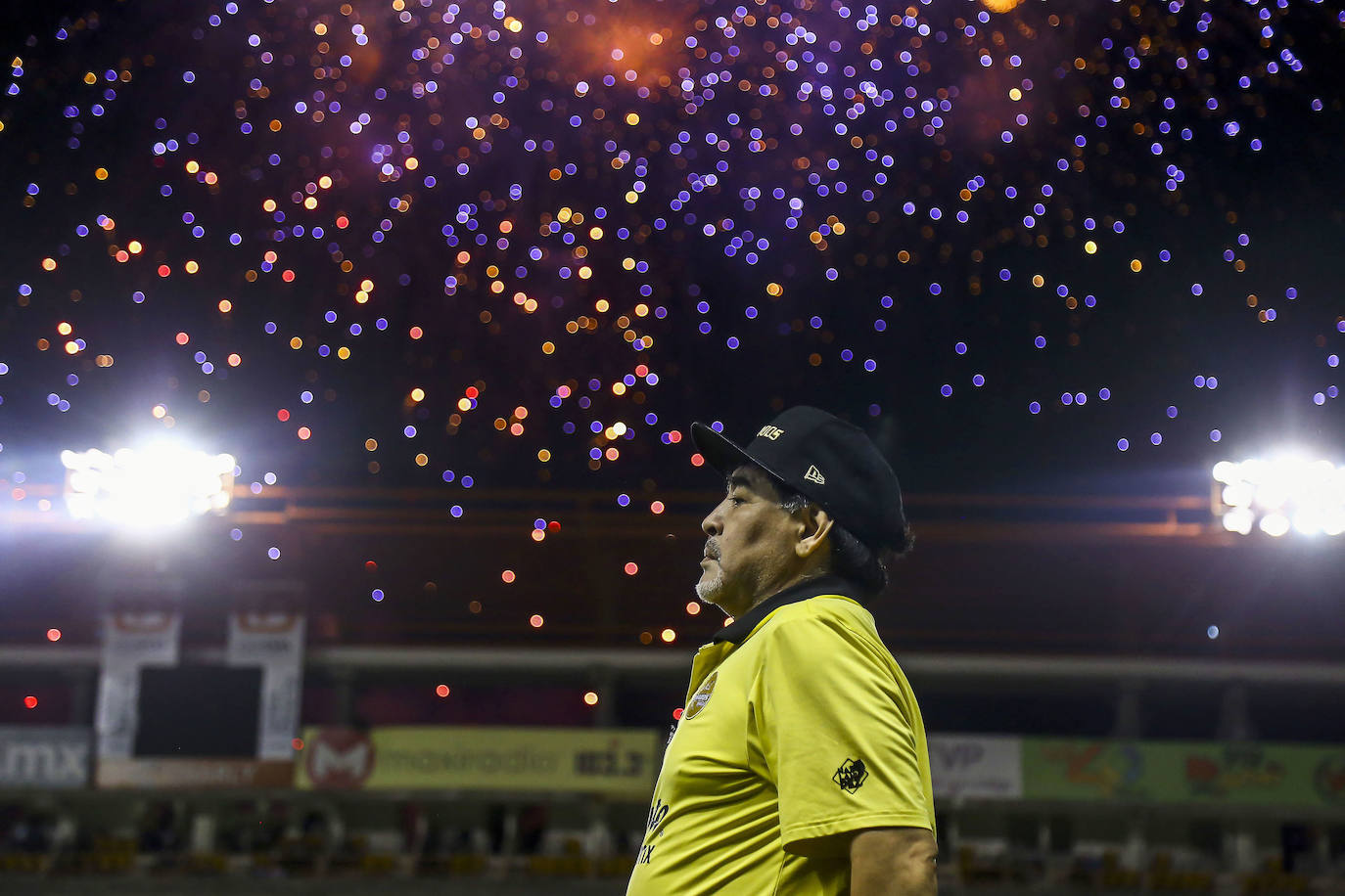 El astro del fútbol Diego Armando Maradona ha fallecido este miércoles, 25 de noviembre, a los 60 años a causa de un paro cardiorrespiratorio. A principios de noviembre, el argentino había estado ingresado durante diez días en una clínica de Buenos Aires por anemia, deshidratación y con un «bajón anímico», pero al hacerle chequeos se le diagnosticó un hematoma subdural por el que fue operado