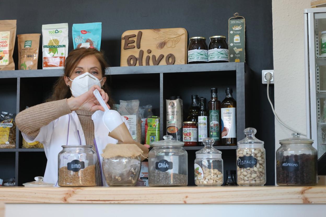 Esther Valle, con algunas de las semillas y frutos secos que vende en El Olivo. 