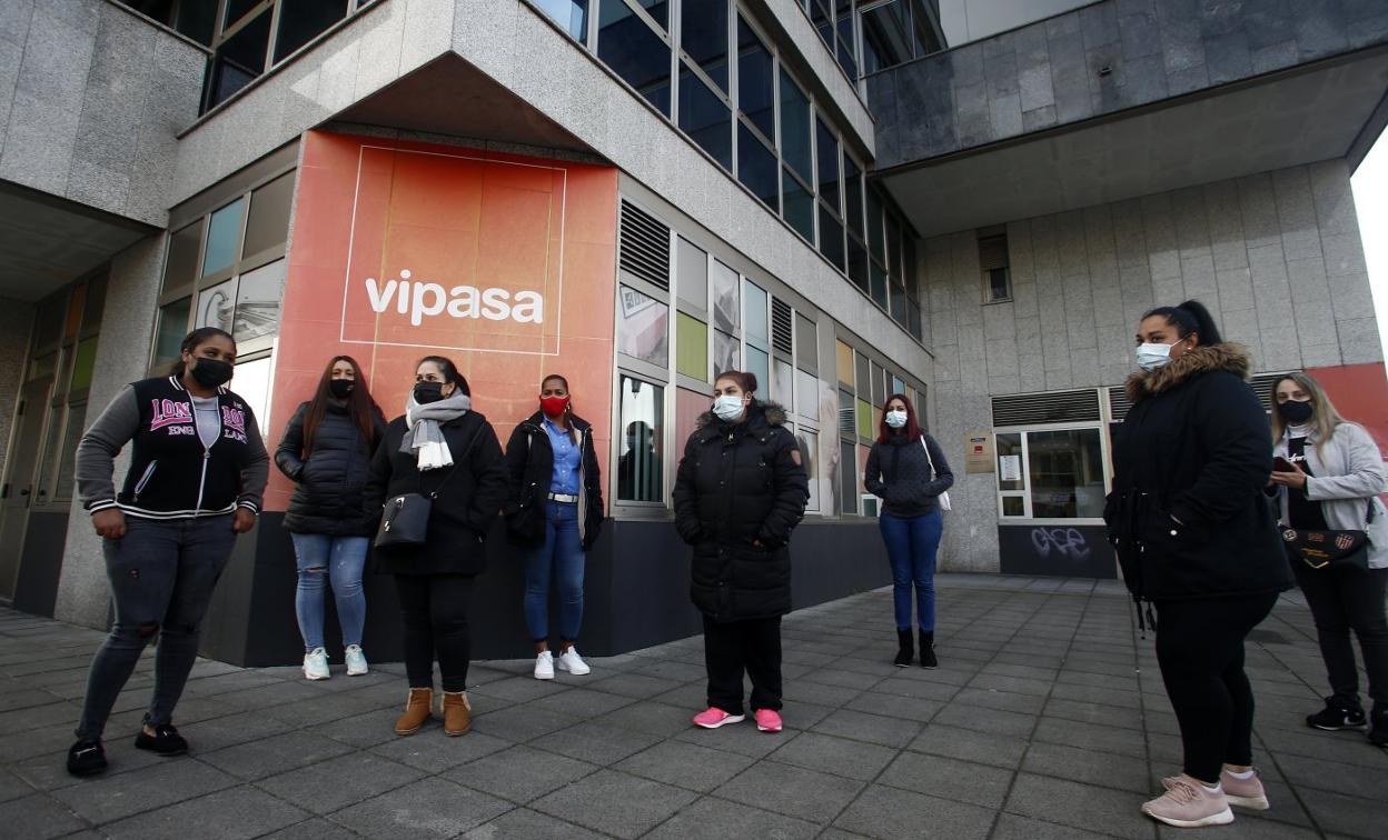 Veinte beneficiarias de las viviendas sociales de El Campón acudieron ayer a Vipasa a pedir explicaciones. 