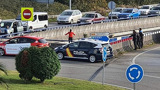 Agentes dialogan con la mujer en la glorieta de El Llano. 