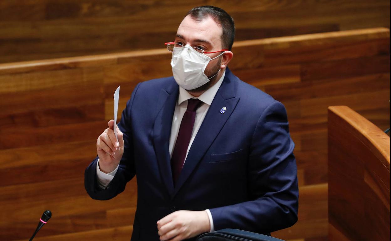 Adrián Barbón, durante su intervención en la Junta General este miércoles.