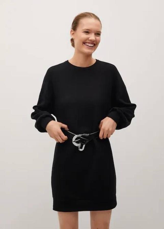 Jersey tipo vestido de algodón y en color negro de Mango, 23,99 euros.