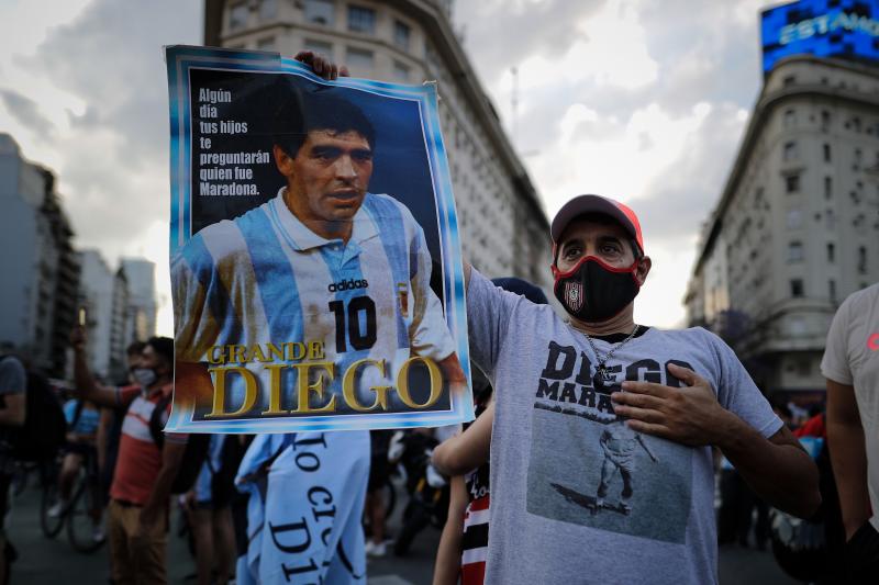 El mundo entero y, en especial Argentina, llora la muerte de Diego Armando Maradona. El 'Dios del fútbol' falleció el pasado miércoles a los 60 años, mientras se recuperaba de una operación cerebral. La afición de todo el planeta ha salido a las calles para rendirle tributo. Así, por ejemplo, se han creado altares improvisados en Italia, España, India, Siria, Indonesia o Brasil. En su país natal se han decretado tres días de luto oficial y el velatorio del 'El Peluca' será en la Casa Rosada —sede del Poder Ejecutivo de la República Argentina—, donde el gobierno prevé que acuda más de un millón de personas para despedir a Maradona. 