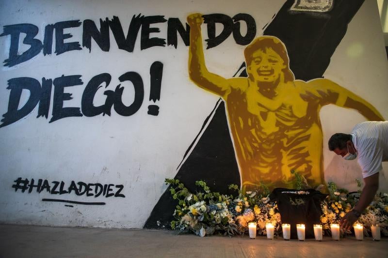 El mundo entero y, en especial Argentina, llora la muerte de Diego Armando Maradona. El 'Dios del fútbol' falleció el pasado miércoles a los 60 años, mientras se recuperaba de una operación cerebral. La afición de todo el planeta ha salido a las calles para rendirle tributo. Así, por ejemplo, se han creado altares improvisados en Italia, España, India, Siria, Indonesia o Brasil. En su país natal se han decretado tres días de luto oficial y el velatorio del 'El Peluca' será en la Casa Rosada —sede del Poder Ejecutivo de la República Argentina—, donde el gobierno prevé que acuda más de un millón de personas para despedir a Maradona. 