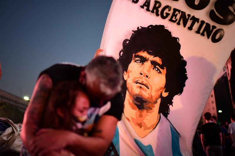 El mundo entero y, en especial Argentina, llora la muerte de Diego Armando Maradona. El 'Dios del fútbol' falleció el pasado miércoles a los 60 años, mientras se recuperaba de una operación cerebral. La afición de todo el planeta ha salido a las calles para rendirle tributo. Así, por ejemplo, se han creado altares improvisados en Italia, España, India, Siria, Indonesia o Brasil. En su país natal se han decretado tres días de luto oficial y el velatorio del 'El Peluca' será en la Casa Rosada —sede del Poder Ejecutivo de la República Argentina—, donde el gobierno prevé que acuda más de un millón de personas para despedir a Maradona. 