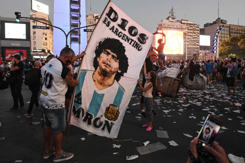 El mundo entero y, en especial Argentina, llora la muerte de Diego Armando Maradona. El 'Dios del fútbol' falleció el pasado miércoles a los 60 años, mientras se recuperaba de una operación cerebral. La afición de todo el planeta ha salido a las calles para rendirle tributo. Así, por ejemplo, se han creado altares improvisados en Italia, España, India, Siria, Indonesia o Brasil. En su país natal se han decretado tres días de luto oficial y el velatorio del 'El Peluca' será en la Casa Rosada —sede del Poder Ejecutivo de la República Argentina—, donde el gobierno prevé que acuda más de un millón de personas para despedir a Maradona. 