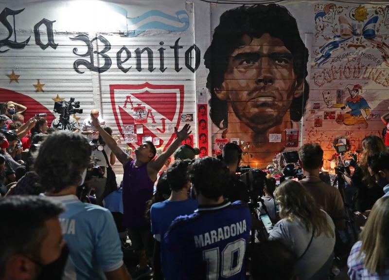 El mundo entero y, en especial Argentina, llora la muerte de Diego Armando Maradona. El 'Dios del fútbol' falleció el pasado miércoles a los 60 años, mientras se recuperaba de una operación cerebral. La afición de todo el planeta ha salido a las calles para rendirle tributo. Así, por ejemplo, se han creado altares improvisados en Italia, España, India, Siria, Indonesia o Brasil. En su país natal se han decretado tres días de luto oficial y el velatorio del 'El Peluca' será en la Casa Rosada —sede del Poder Ejecutivo de la República Argentina—, donde el gobierno prevé que acuda más de un millón de personas para despedir a Maradona. 