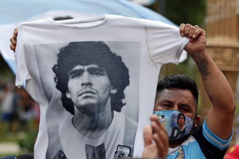 El mundo entero y, en especial Argentina, llora la muerte de Diego Armando Maradona. El 'Dios del fútbol' falleció el pasado miércoles a los 60 años, mientras se recuperaba de una operación cerebral. La afición de todo el planeta ha salido a las calles para rendirle tributo. Así, por ejemplo, se han creado altares improvisados en Italia, España, India, Siria, Indonesia o Brasil. En su país natal se han decretado tres días de luto oficial y el velatorio del 'El Peluca' será en la Casa Rosada —sede del Poder Ejecutivo de la República Argentina—, donde el gobierno prevé que acuda más de un millón de personas para despedir a Maradona. 