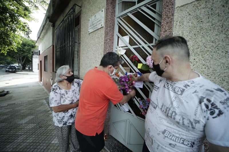 El mundo entero y, en especial Argentina, llora la muerte de Diego Armando Maradona. El 'Dios del fútbol' falleció el pasado miércoles a los 60 años, mientras se recuperaba de una operación cerebral. La afición de todo el planeta ha salido a las calles para rendirle tributo. Así, por ejemplo, se han creado altares improvisados en Italia, España, India, Siria, Indonesia o Brasil. En su país natal se han decretado tres días de luto oficial y el velatorio del 'El Peluca' será en la Casa Rosada —sede del Poder Ejecutivo de la República Argentina—, donde el gobierno prevé que acuda más de un millón de personas para despedir a Maradona. 