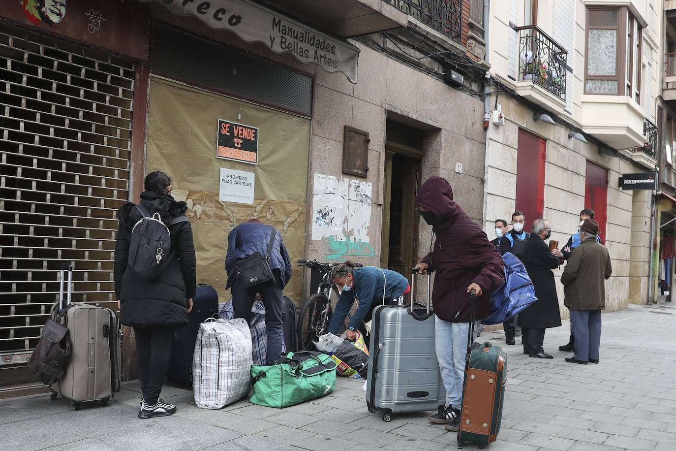 La Policía Local de Gijón ha desalojado este jueves a ocho personas que habían okupado un inmueble situado en la calle Langreo. En el domicilio encontraron maletas, colchones, mantas, un perro y hasta dos bicicletas del Ayuntamiento