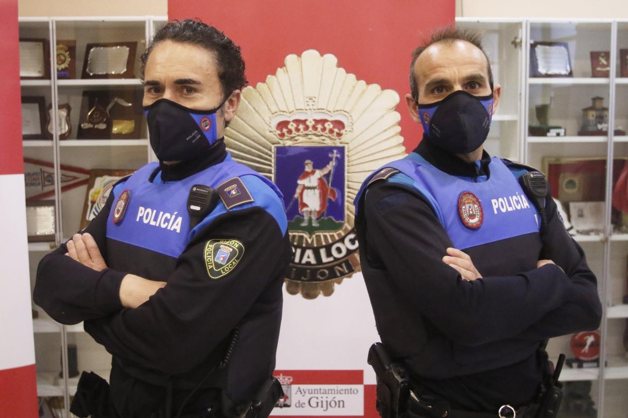 Tino Francos y Alberto Fernández, en las dependencias de la Policía Local. 