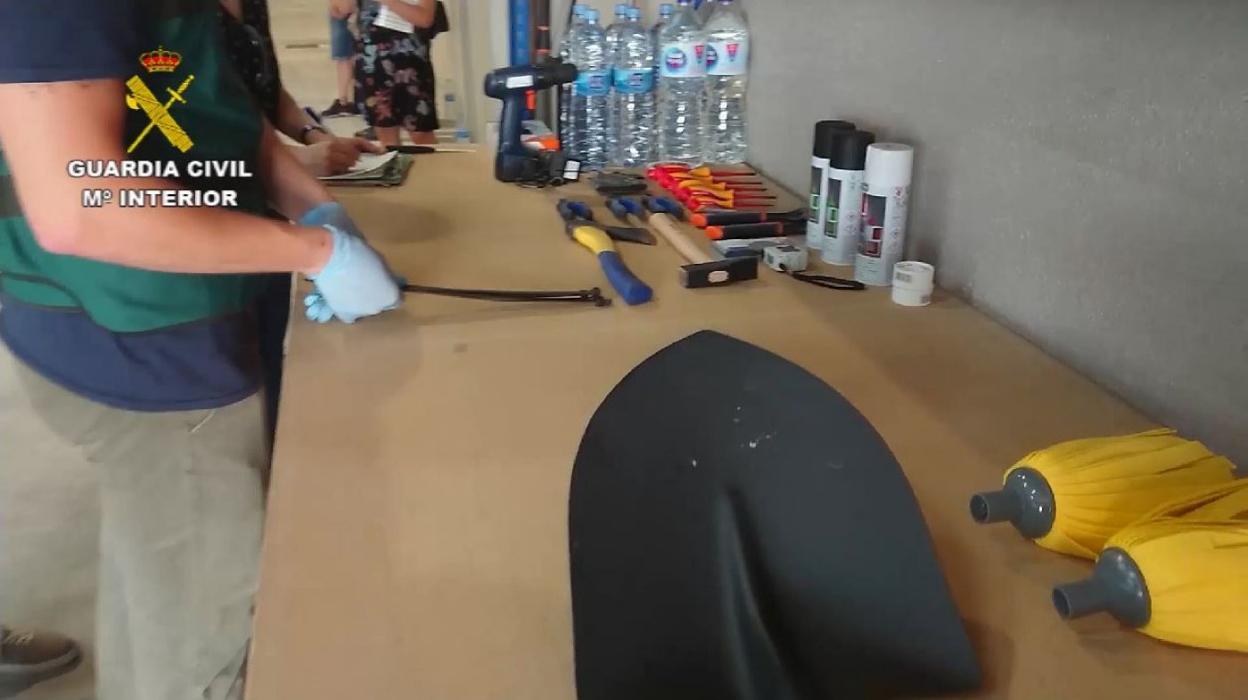 Imágenes de la detención y los registros de la Guardia Civil en la nave de Valencia donde estuvo secuestrado el gijonés Pablo Juan Sánchez. 