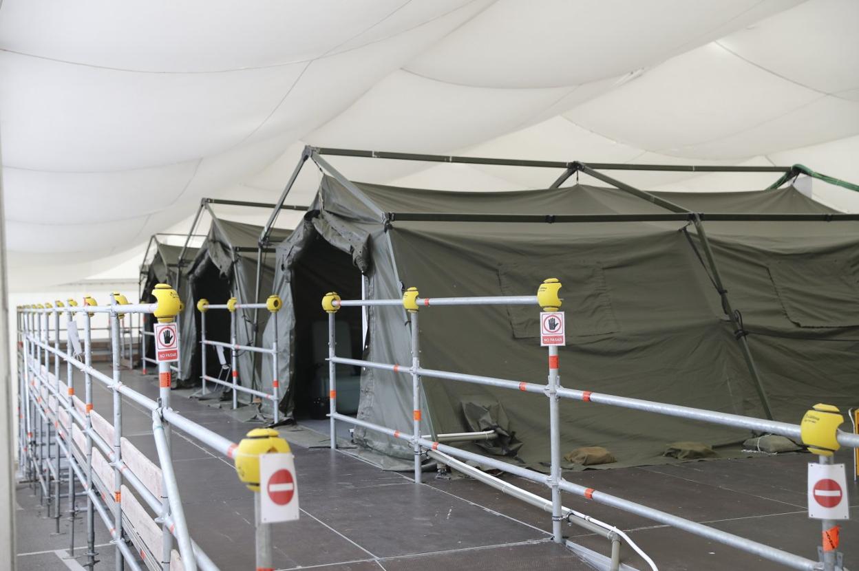 Interior del hospitalillo de campaña instalado en las inmediaciones de Cabueñes. 