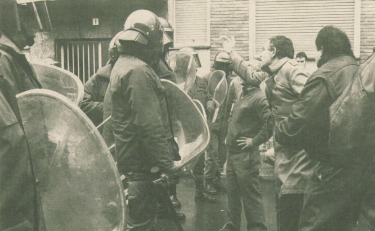 Vecinos de La Camocha, frente a los antidisturbios.