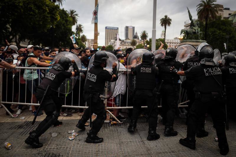 Incidentes provocados por un grupo de personas en la capilla ardiente de Maradona, situada en la Casa Rosada, obligó a la Policía a intervenir y a retirar el féretro.