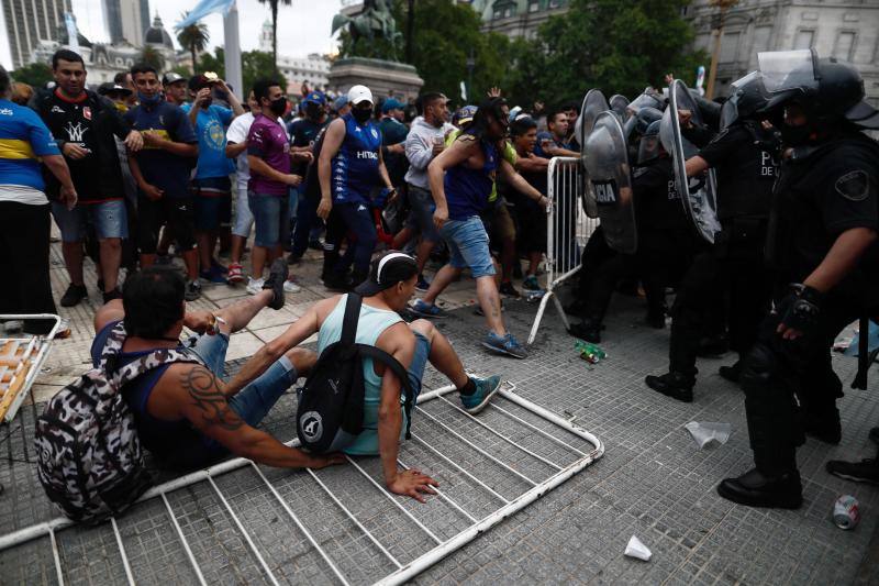 Incidentes provocados por un grupo de personas en la capilla ardiente de Maradona, situada en la Casa Rosada, obligó a la Policía a intervenir y a retirar el féretro.