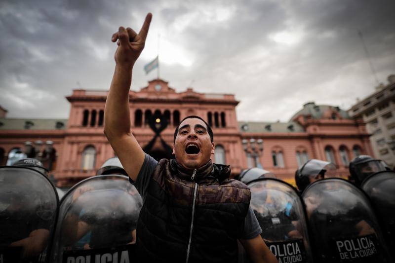 Incidentes provocados por un grupo de personas en la capilla ardiente de Maradona, situada en la Casa Rosada, obligó a la Policía a intervenir y a retirar el féretro.