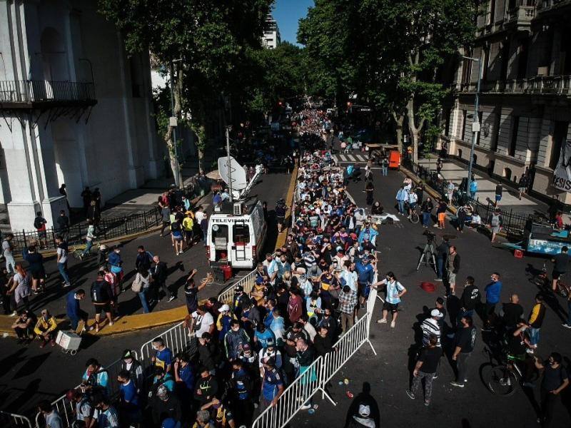 Incidentes provocados por un grupo de personas en la capilla ardiente de Maradona, situada en la Casa Rosada, obligó a la Policía a intervenir y a retirar el féretro.