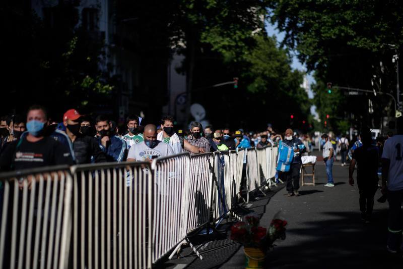 Incidentes provocados por un grupo de personas en la capilla ardiente de Maradona, situada en la Casa Rosada, obligó a la Policía a intervenir y a retirar el féretro.