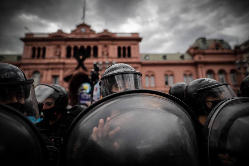 Incidentes provocados por un grupo de personas en la capilla ardiente de Maradona, situada en la Casa Rosada, obligó a la Policía a intervenir y a retirar el féretro.