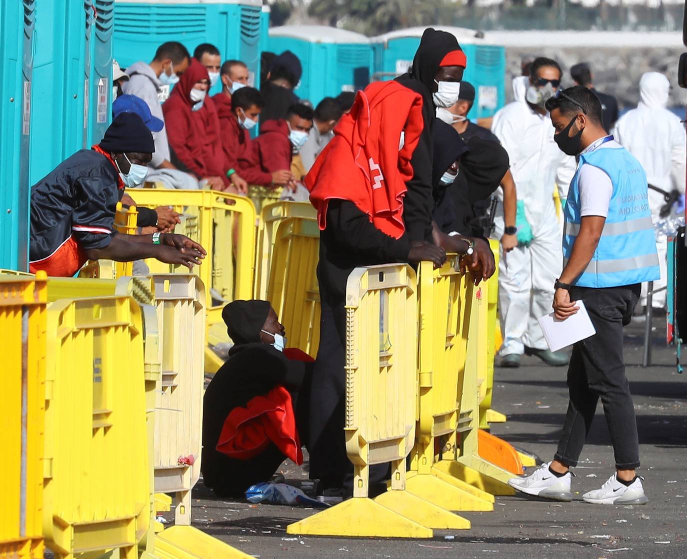 Varios inmigrantes tras su llegada al puerto de Arguineguin