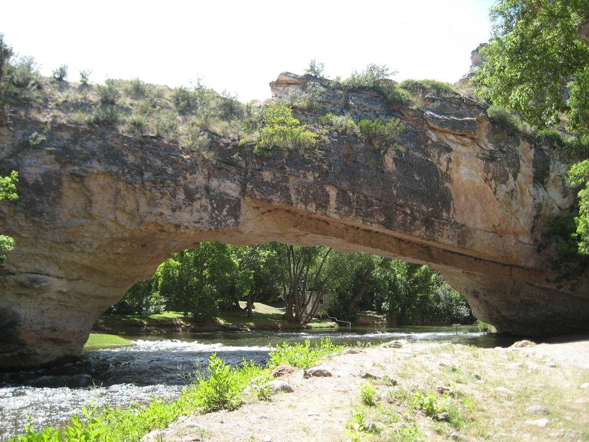 Puente natural de Ayres, en Wyoming (EE UU). Se encuentra situado en el Ayres Natural Bridge Park, en el condado de Converse. El nombre del parque se deriva de la formación rocosa del mismo nombre.