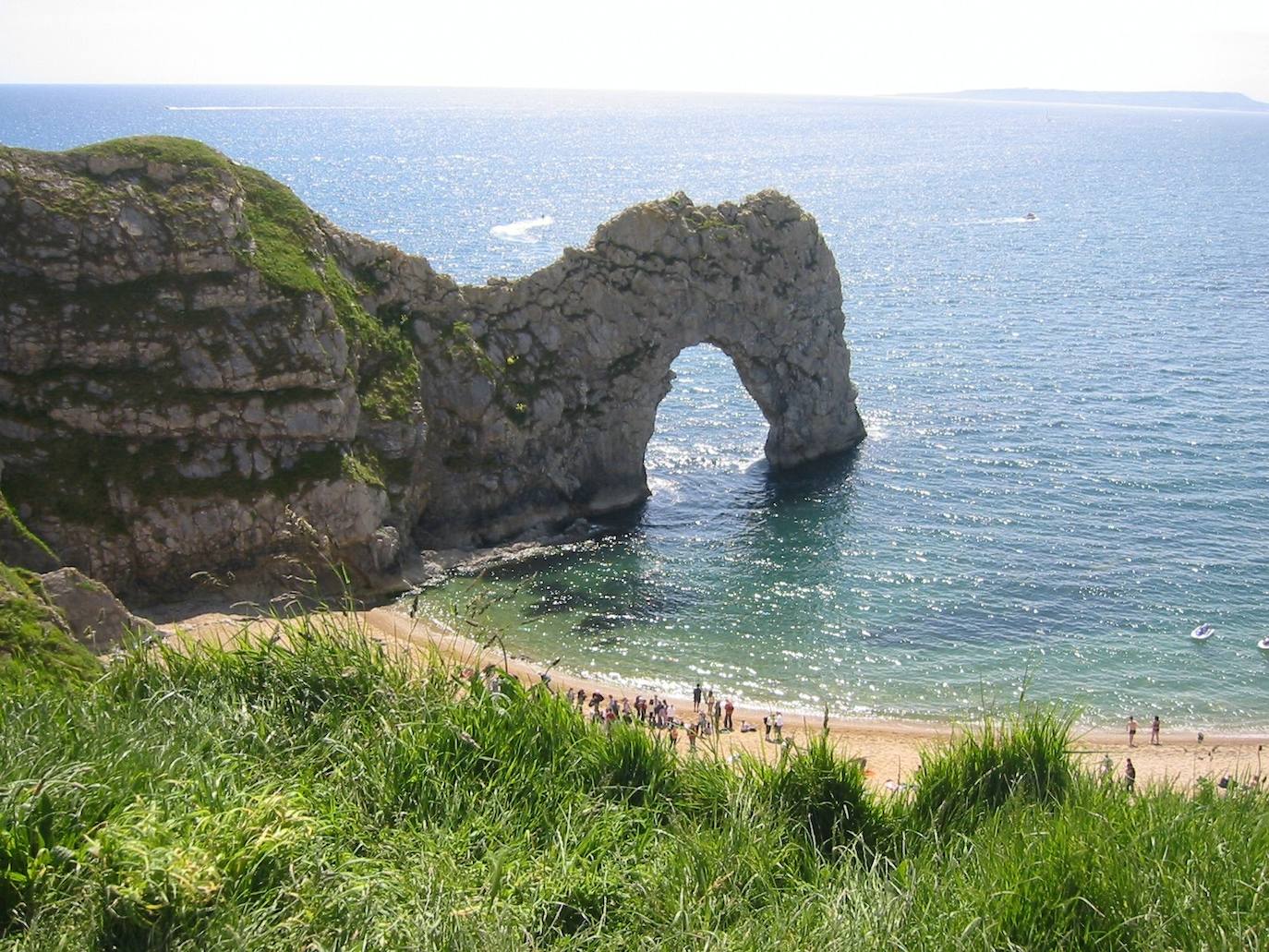 Durdle Door, en Dorset (Inglaterra) | Es un arco de piedra caliza ubicado en la Costa Jurásica, cerca de West Lulworth, en Dorset, al suroeste de Inglaterra. El arco se formó como resultado de la erosión que sufrieron las rocas más suaves por la marea constante.