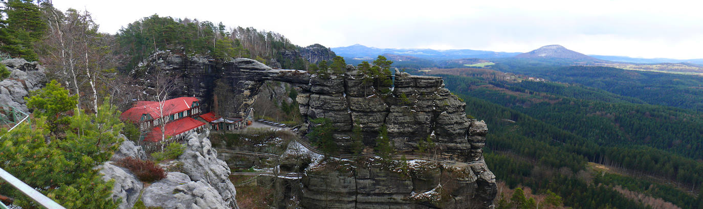 Arco de Pravcická Brána, Hřensko (Chequia) | El 'Puerta Brana', que así se traduce, la estrella del Parque Nacional de la Suiza Checa. Se trata del puente de piedra natural más grande de Europa.