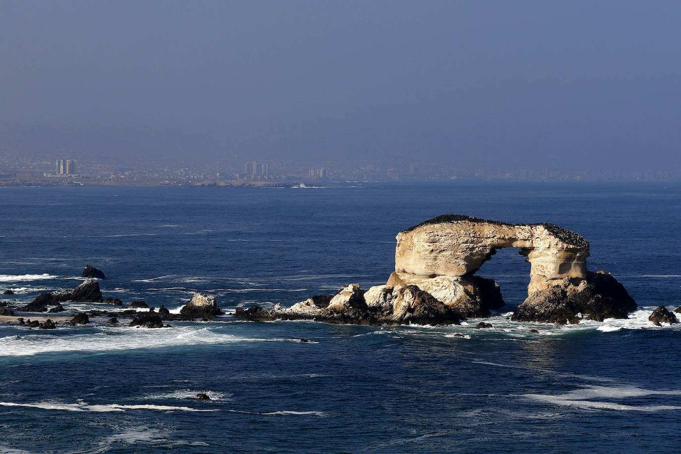 Monumento natural La Portada, en Chile. Este es uno de los 15 monumentos naturales comprendidos dentro de las áreas silvestres protegidas de Chile, a 18 kilómetros al norte de la ciudad de Antofagasta. El arco de La Portada cuenta con 43 metros de altura, 23 metros de ancho y 70 metros de largo. Todo ello, moldeado durante un largo proceso de erosión marina.