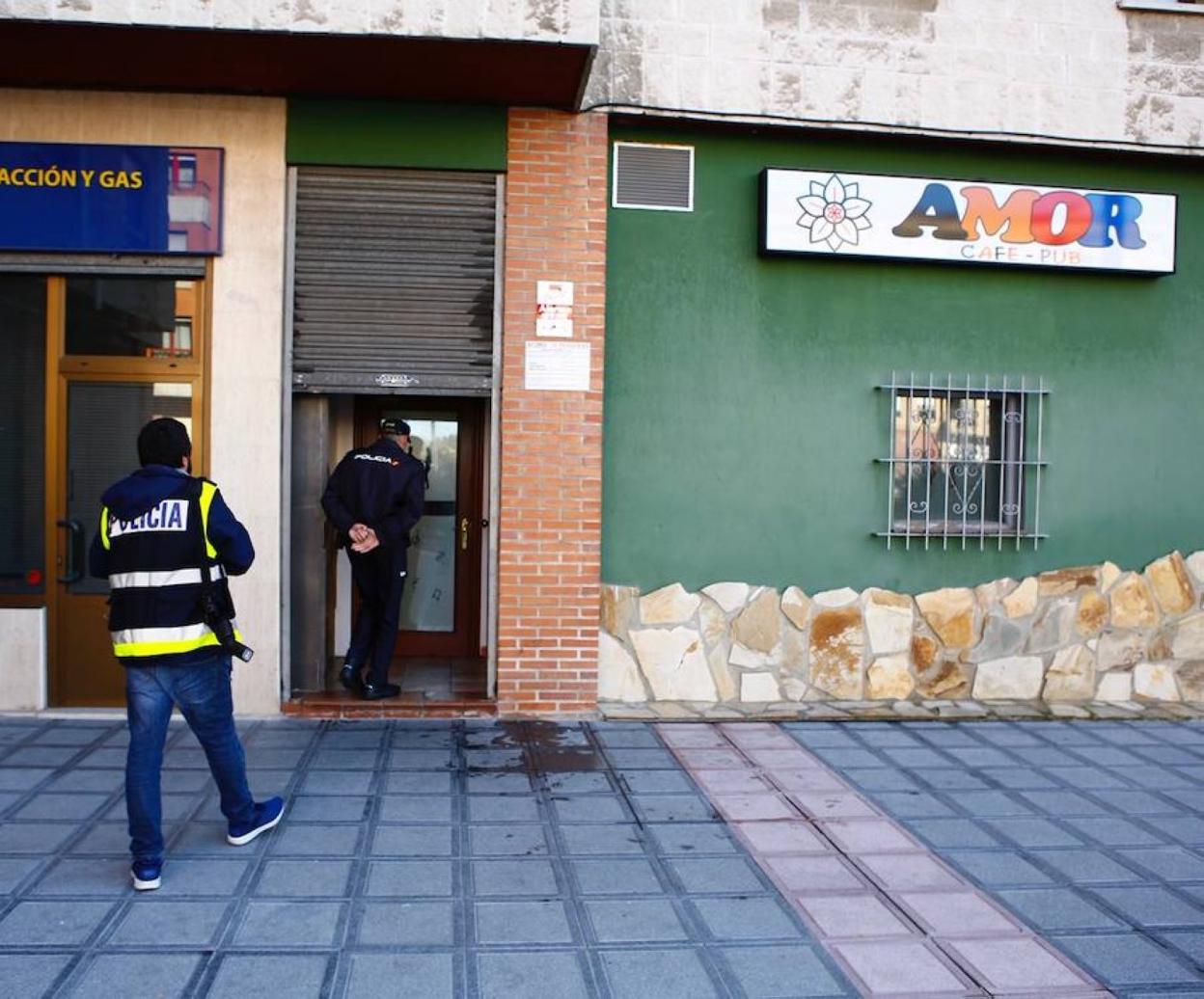 La Policía durante la investigación del apuñalamiento el día en que sucedió el trágico incidente. 