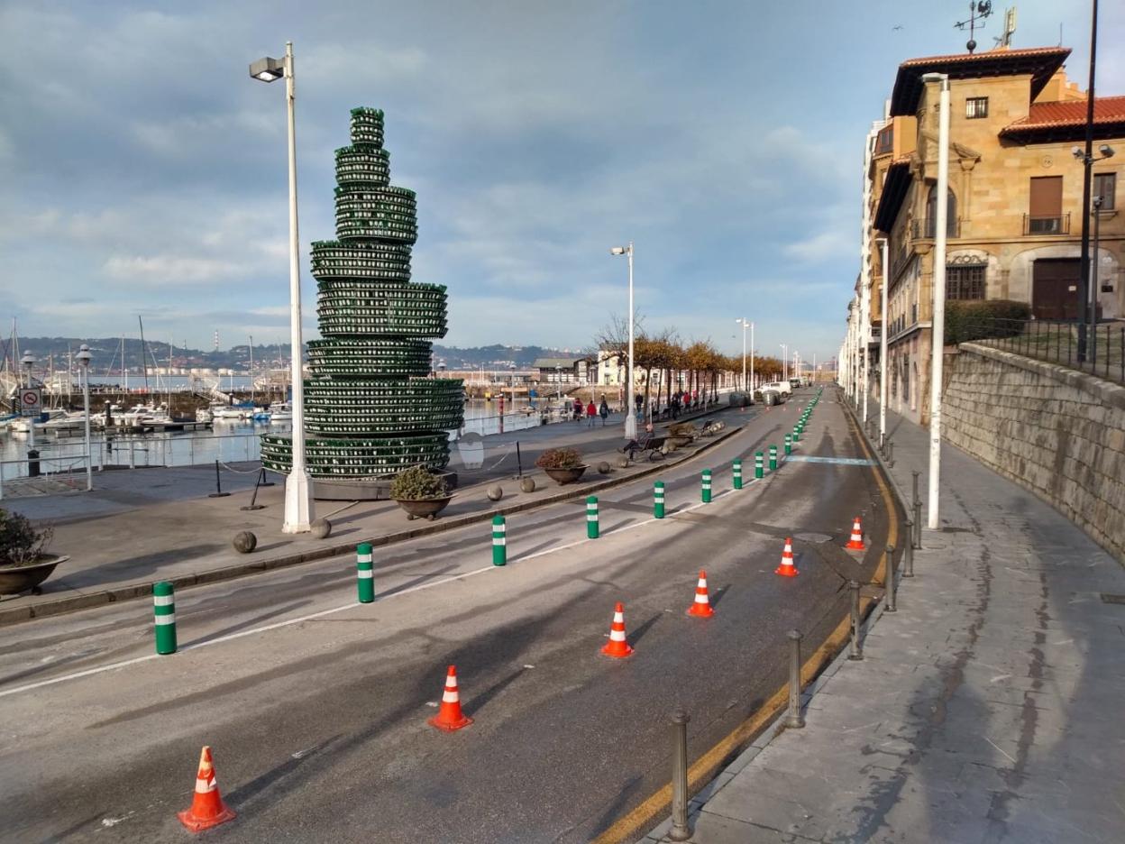 Nuevos bolardos en Claudio Alvargonzález para indicar el único carril de salida de la calle. 