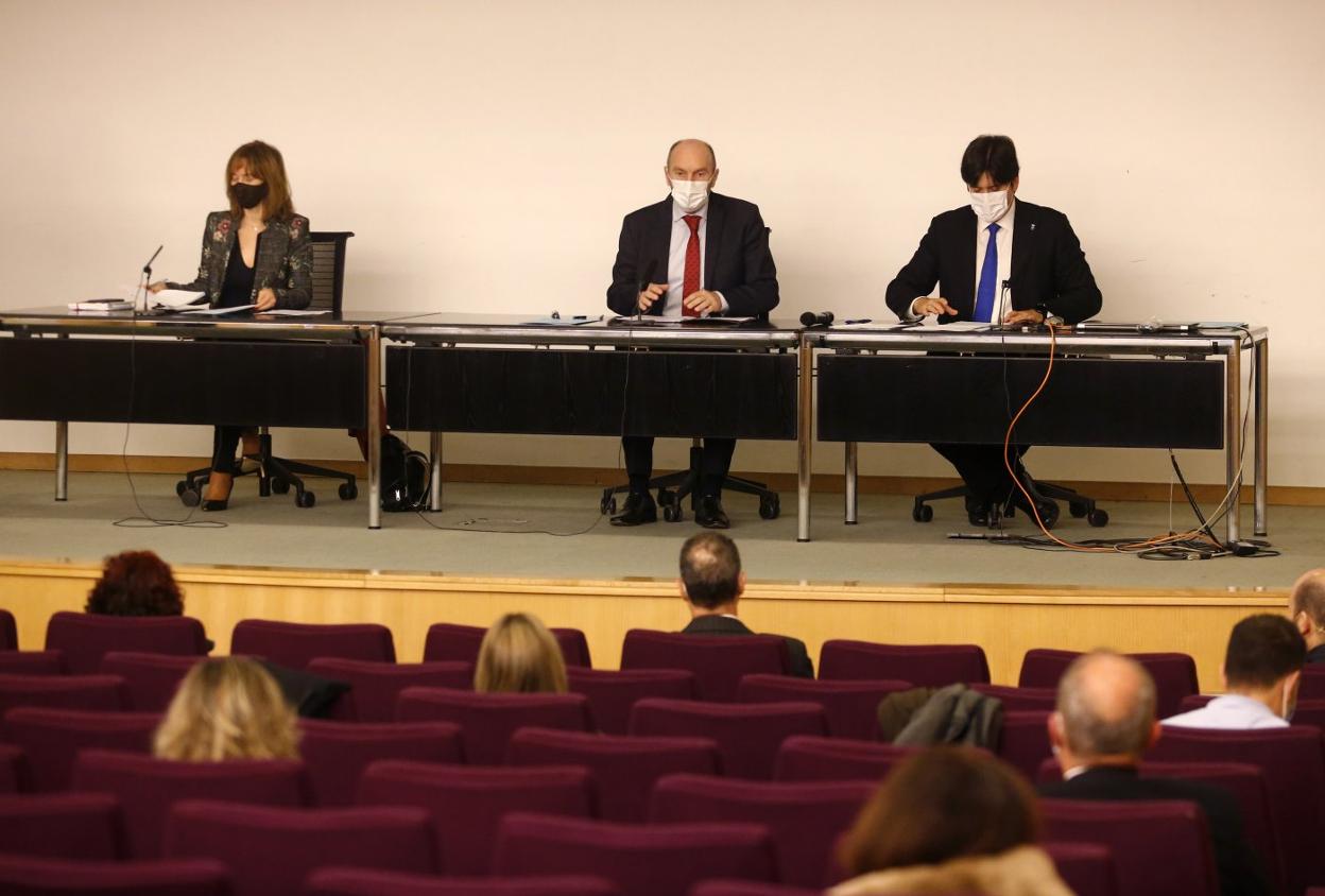Los consejeros Ana Cárcaba, Juan Cofiño y Borja Sánchez, ayer en la constitución del comité asesor de fondos europeos. 