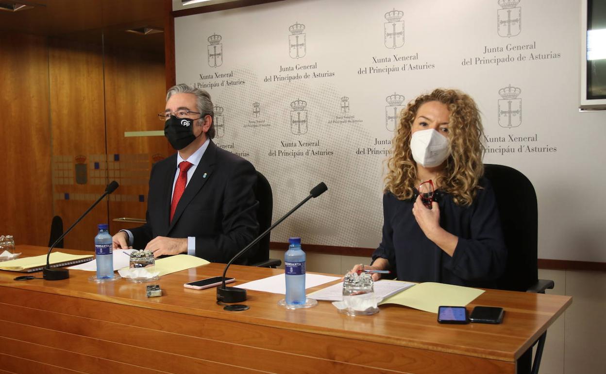 El coportavoz popular en la Junta General, Pablo González y la presidenta y portavoz parlamentaria de los populares, Teresa Mallada