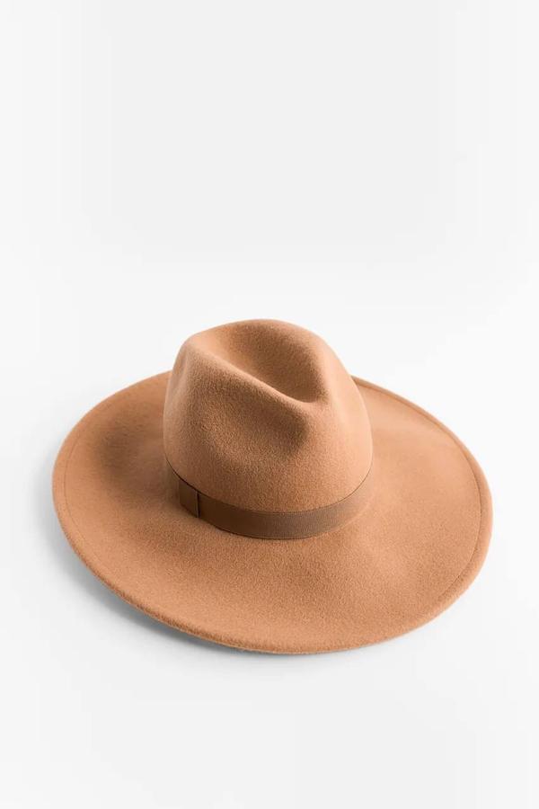 Sombrero de fieltro de Zara tostado, 25,95 euros.