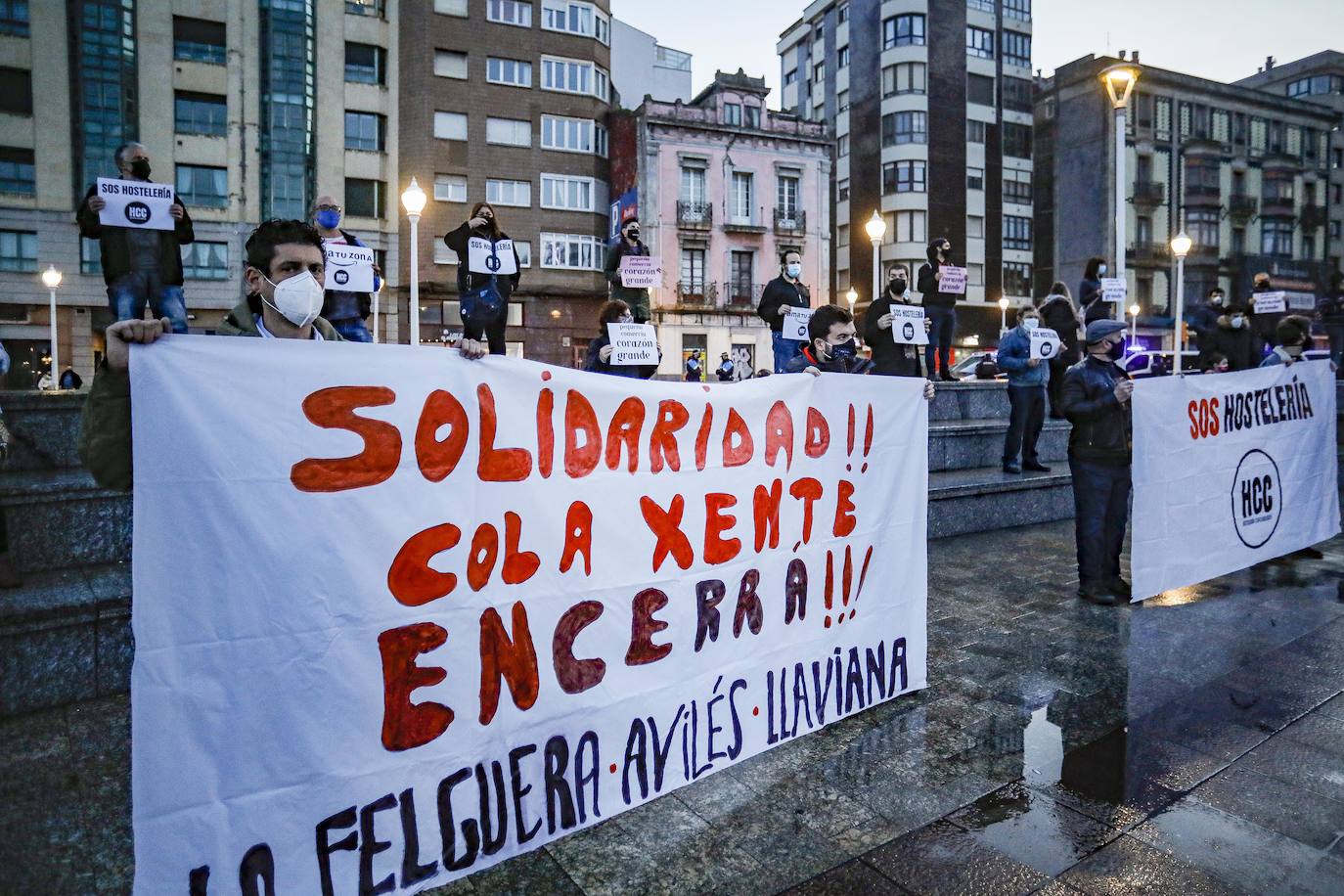 Hosteleros y comerciantes de Gijón se concentraron este sábado en los jardines del Náutico para reclamar soluciones a la actual situación que soportan. A continuación hubo un encendido de antorchas.