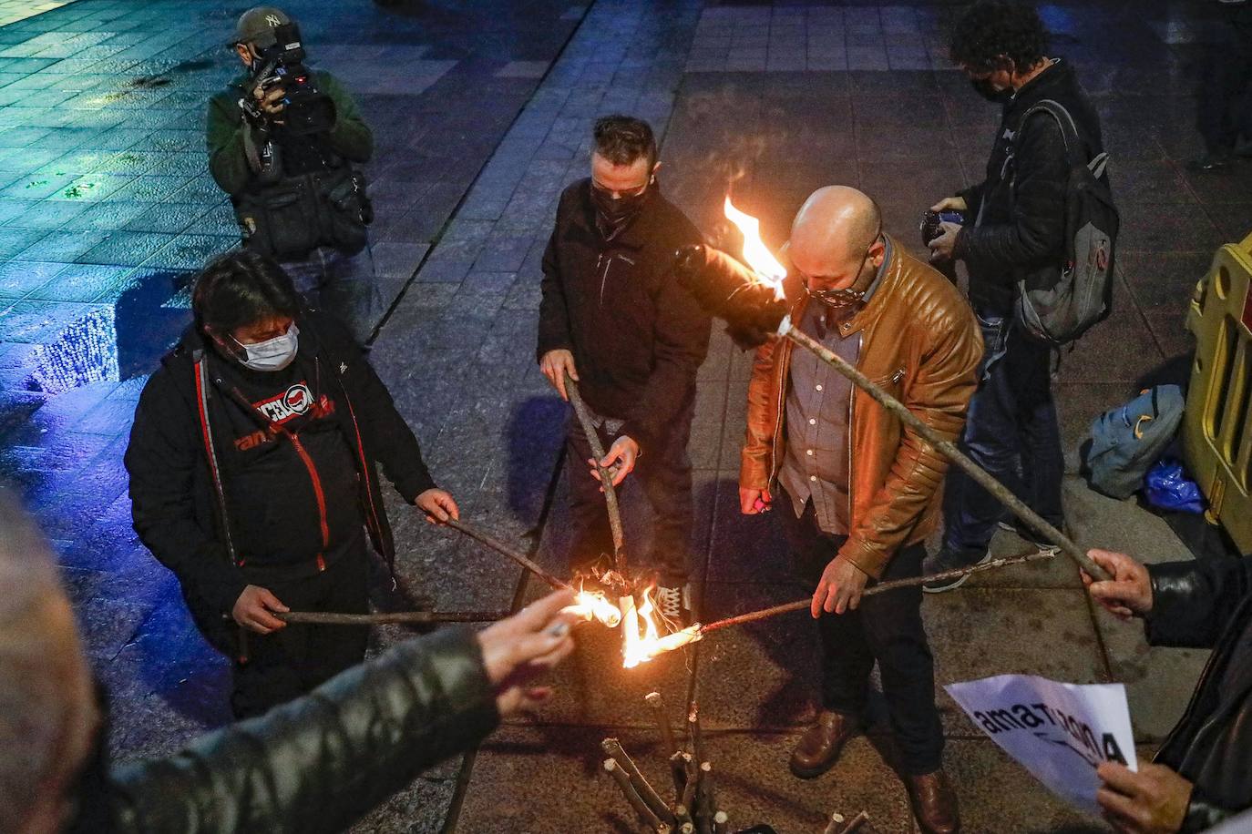 Hosteleros y comerciantes de Gijón se concentraron este sábado en los jardines del Náutico para reclamar soluciones a la actual situación que soportan. A continuación hubo un encendido de antorchas.