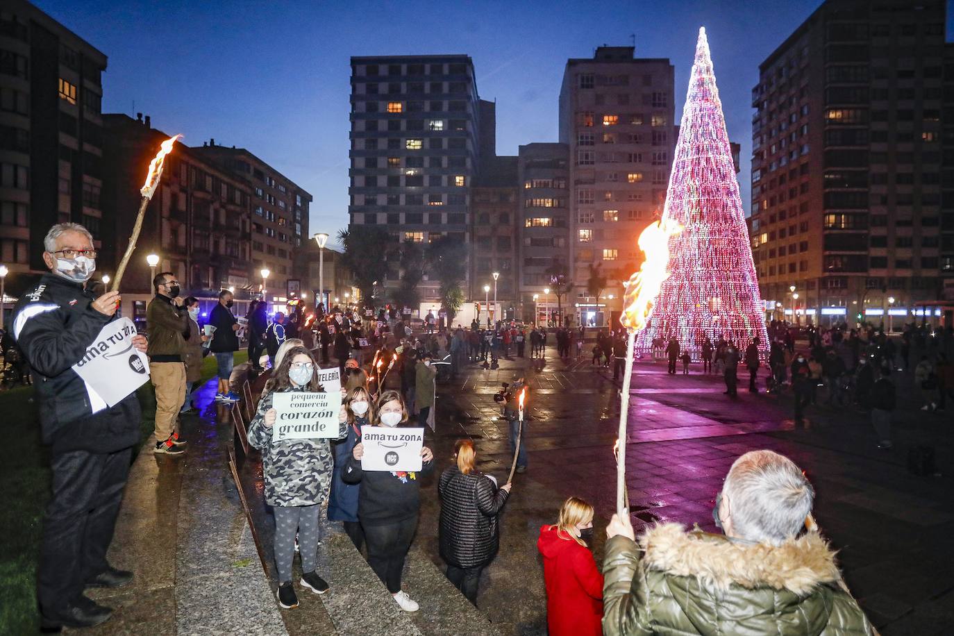 Hosteleros y comerciantes de Gijón se concentraron este sábado en los jardines del Náutico para reclamar soluciones a la actual situación que soportan. A continuación hubo un encendido de antorchas.